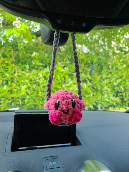 porte rétroviseur, déco à accrocher au rétroviseur de voiture, mini kirby au crochet sur balançoire, idée cadeau pour geek