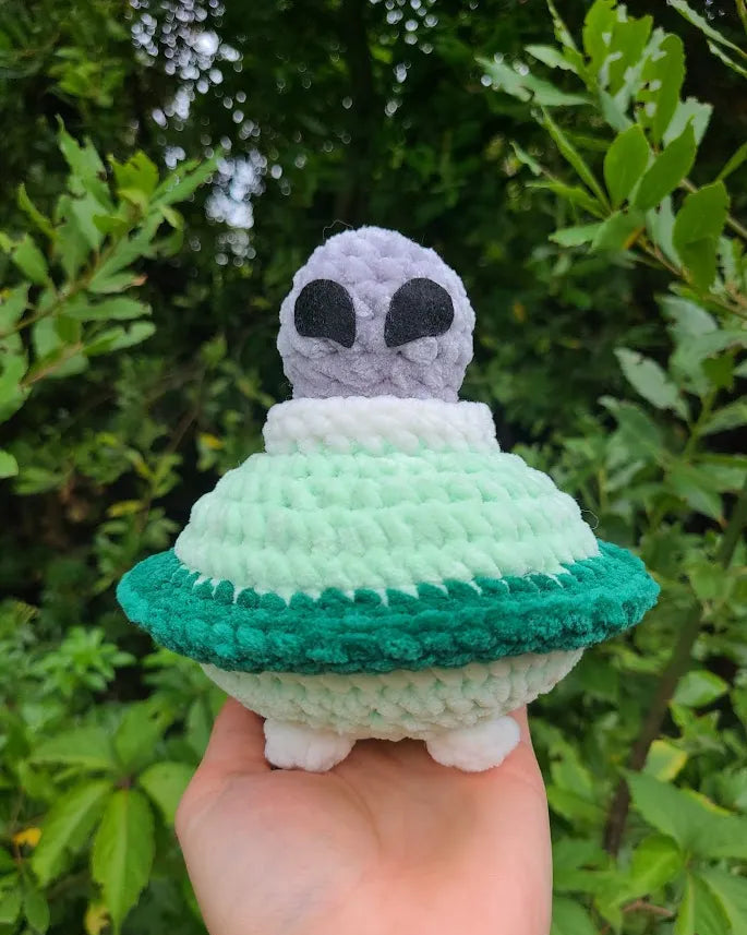 peluche ovni au crochet fait main