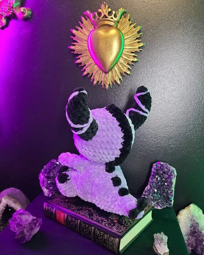 peluche au crochet style dark gothique