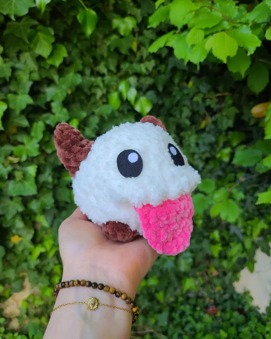 peluche poro au crochet, vue de face, lol league of legend