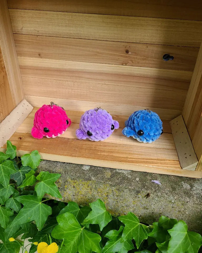 porte-clé baleine rose et bleue au crochet, idée cadeau kawaii