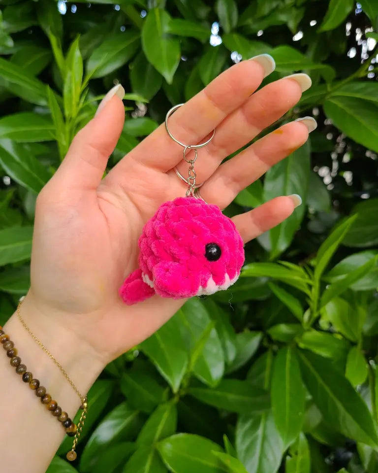 porte-clé baleine rose tenu en main, format mini