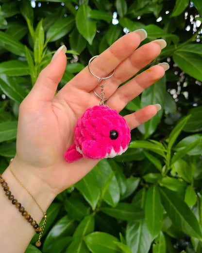 porte-clé baleine rose tenu en main, format mini