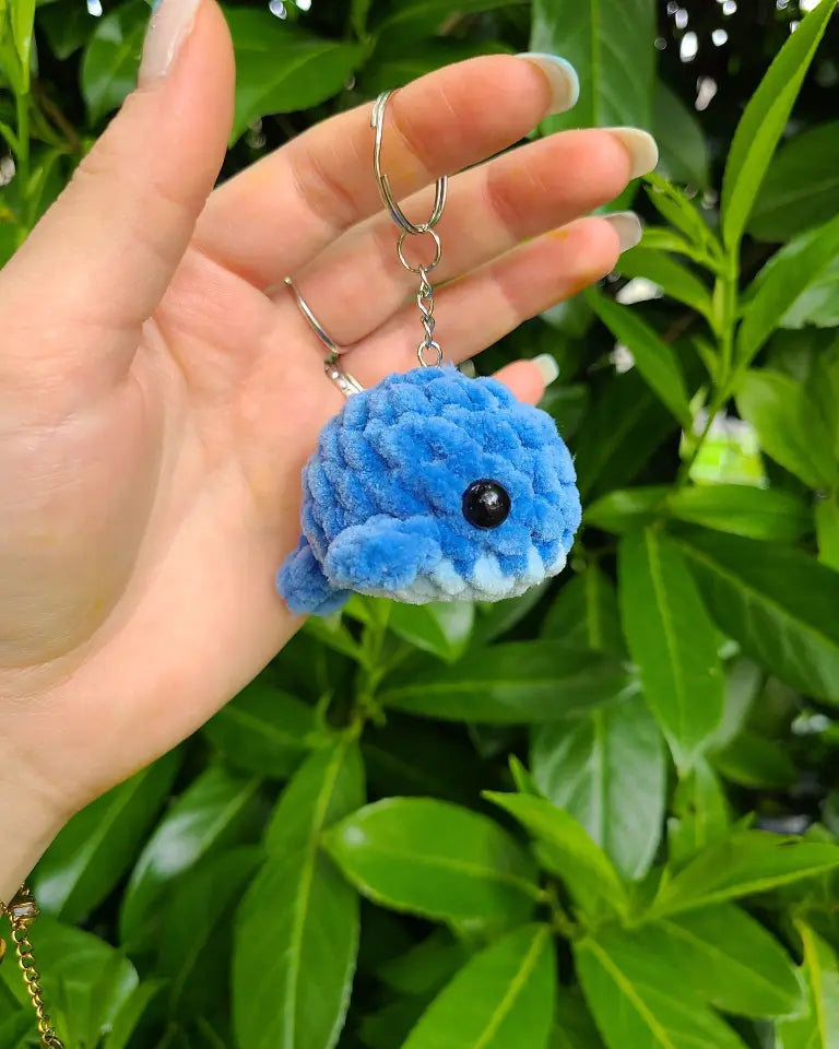 porte-clé baleine bleue, détail texture douce, fait main