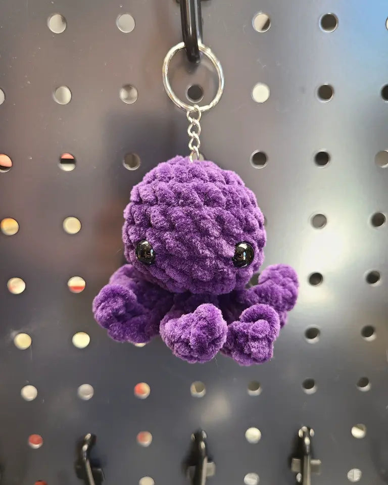 porte-clé poulpy violet, détail texture douce, fait main