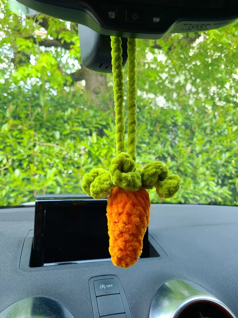 porte rétroviseur, déco à accrocher au rétroviseur de voiture, carotte au crochet sur balançoire, idée cadeau pour amoureux de voiture