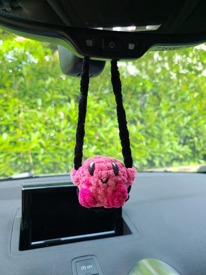 porte rétroviseur, déco à accrocher au rétroviseur de voiture, kirby au crochet sur balançoire, idée cadeau pour geek