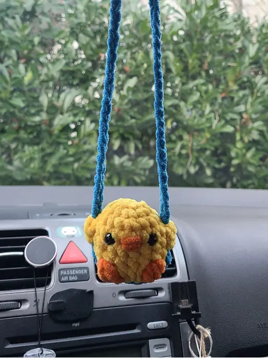 porte rétroviseur, déco à accrocher au rétroviseur de voiture, poussin au crochet sur balançoire, déco voiture
