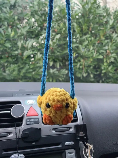 porte rétroviseur, déco à accrocher au rétroviseur de voiture, poussin au crochet sur balançoire, déco voiture