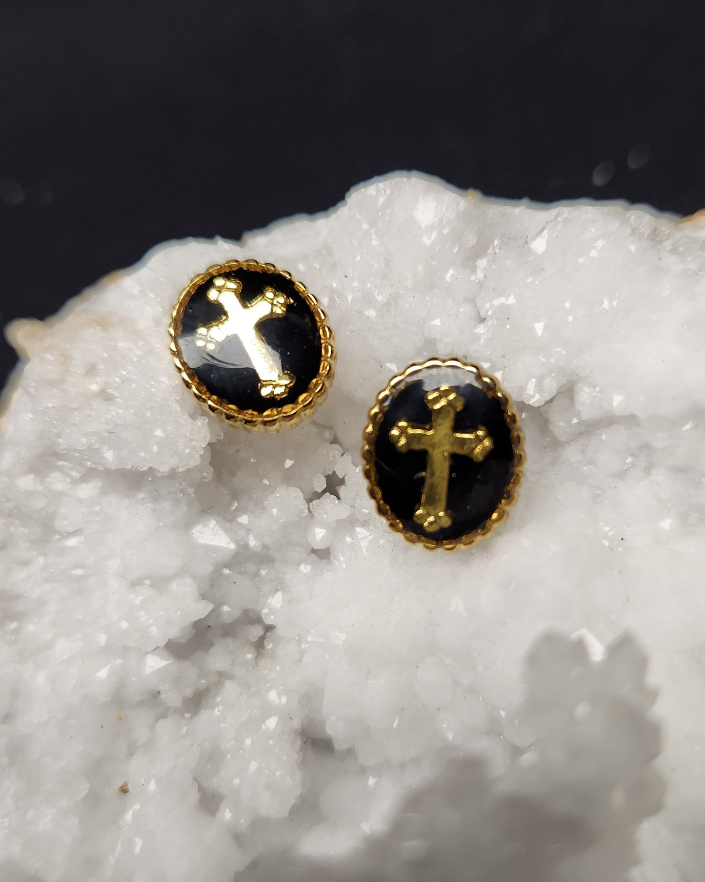 bijoux avec croix dorées