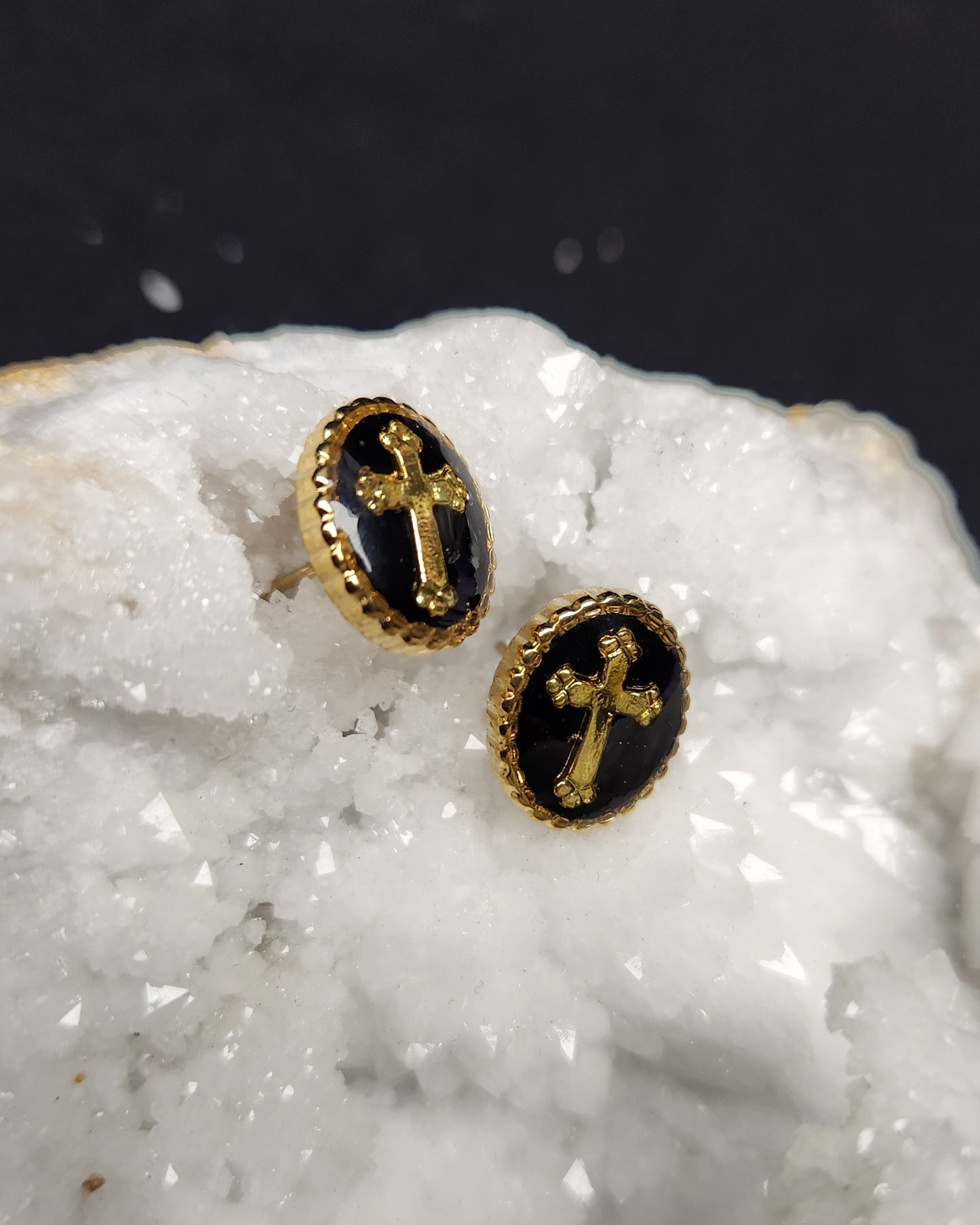 boucles d'oreilles style dark avec croix de jésus 