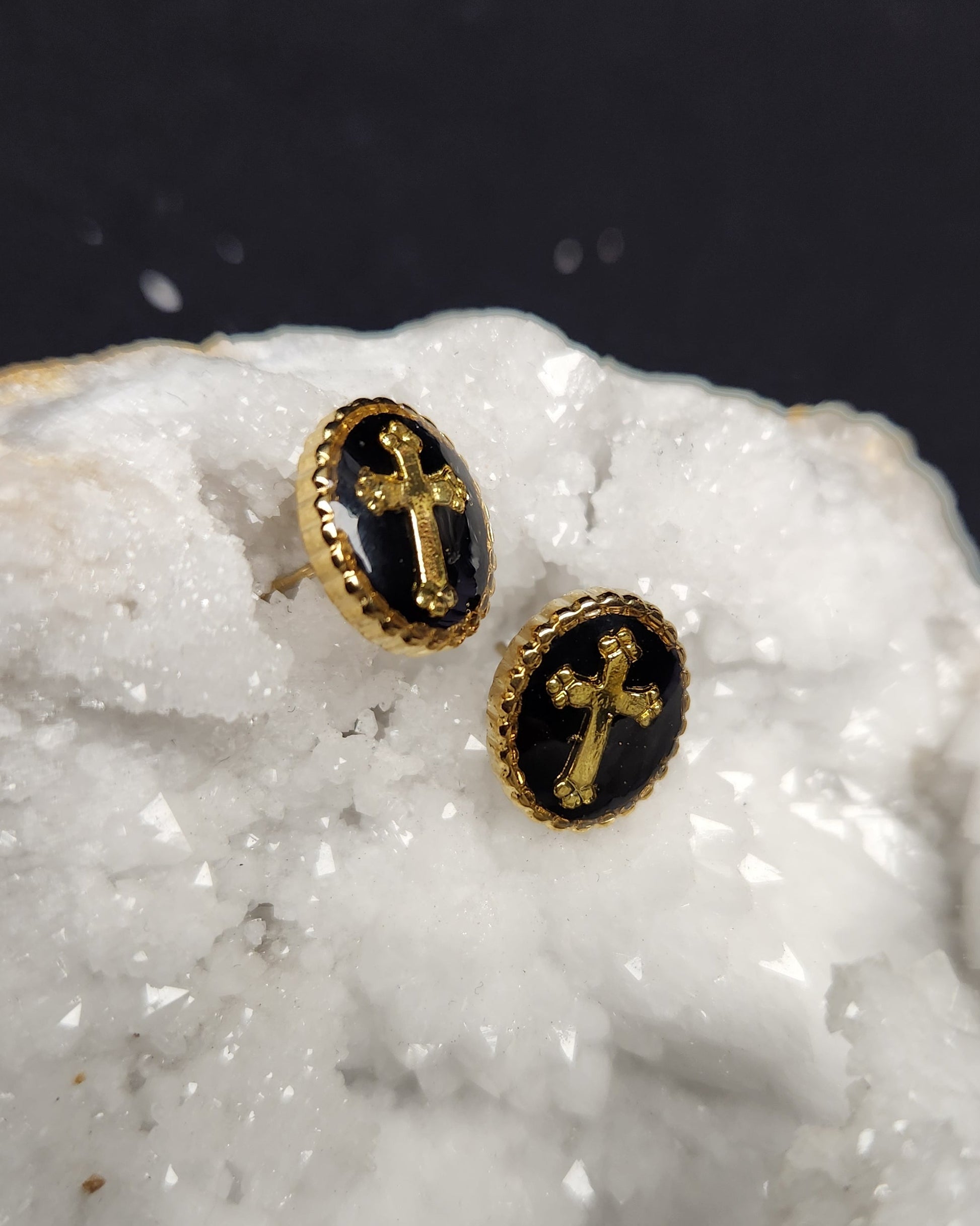 boucles d'oreilles style dark avec croix de jésus 